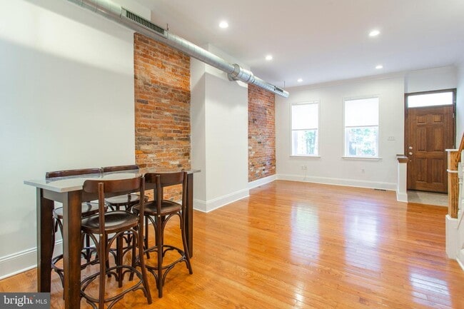 Building Photo - 530 Queen St