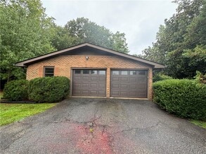 Building Photo - 115 Sharon Dr