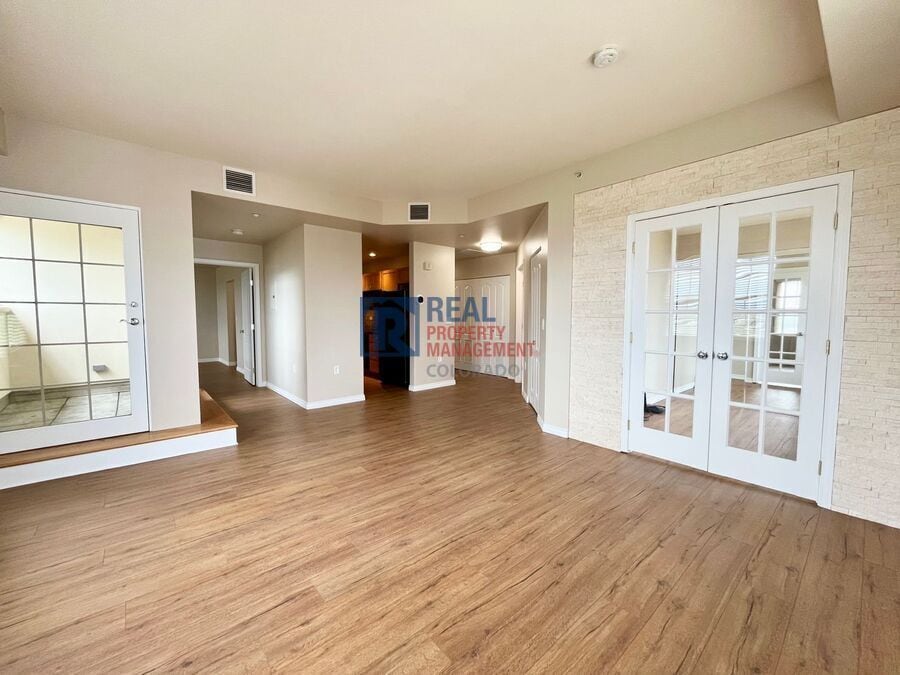 Primary Photo - 300 W 11th Ave