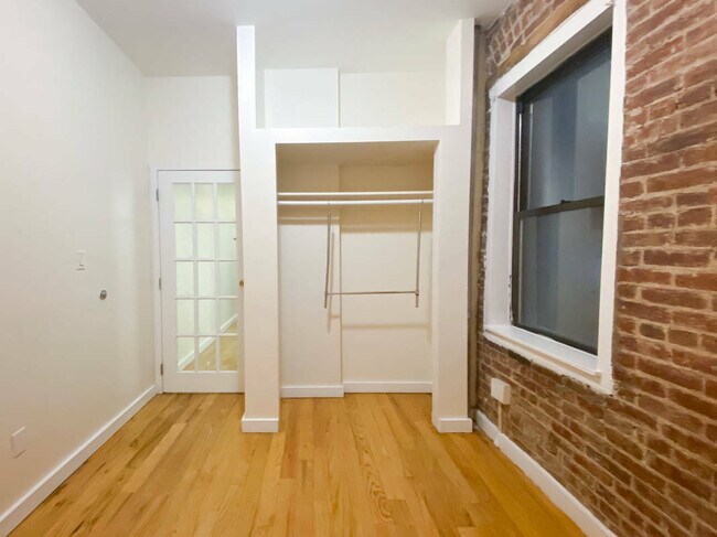 Building Photo - 435 W 54th St