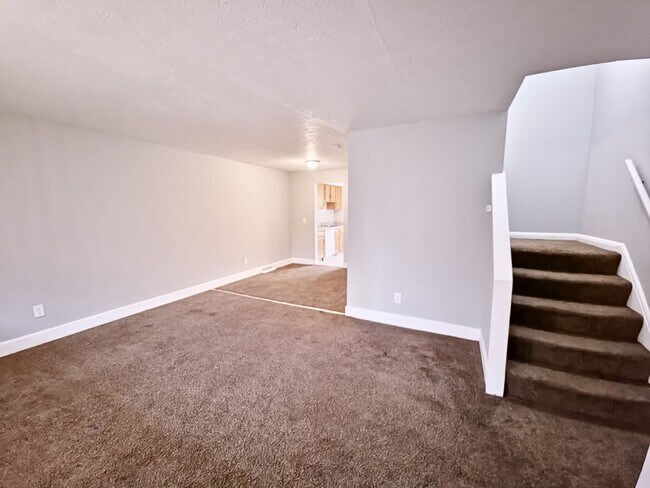Building Photo - 2 Bedroom 1.5 Bathroom TownHouse