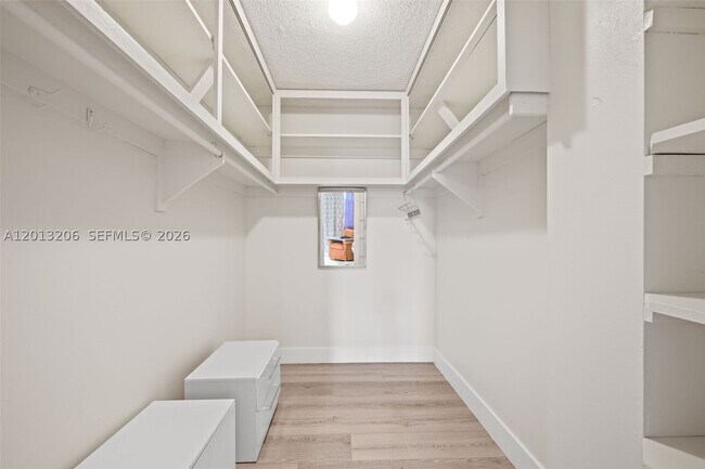 Foto del edificio - 9800 W Bay Harbor Dr