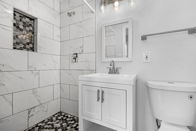 Building Photo - Beautifully Renovated 4 Bedroom 2.5 Bathroom Rental in McElderry Park VOUCHER Holders Wanted