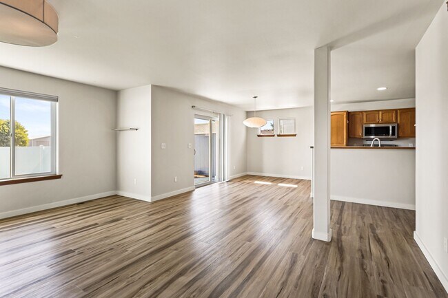 Foto del edificio - Non-Refundable & Security Deposit Total: $2600.00