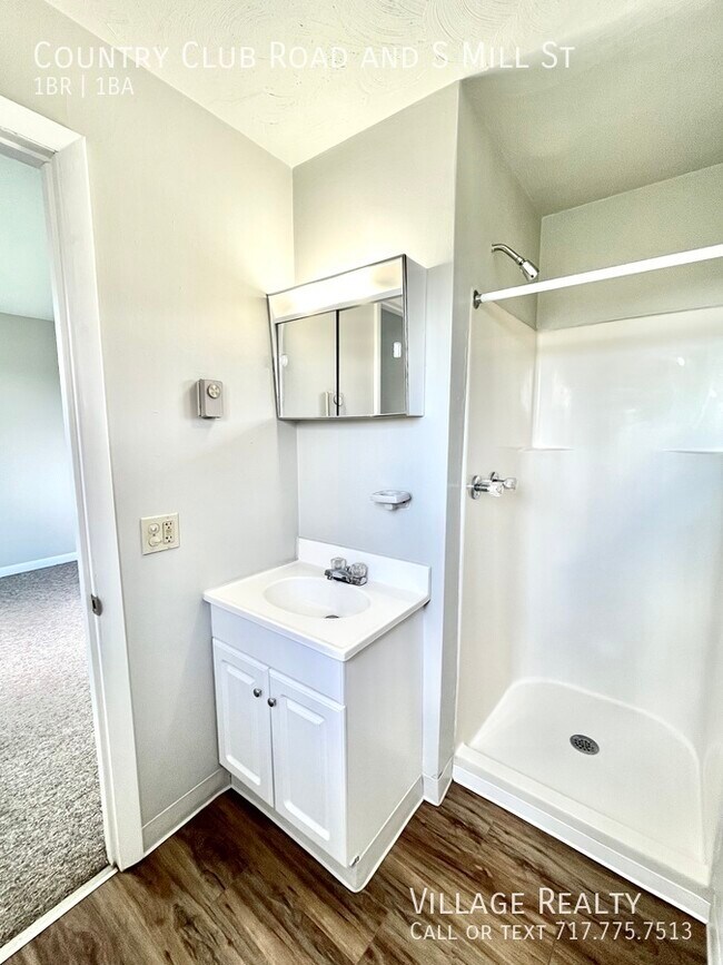 Building Photo - 811 Country Club Rd