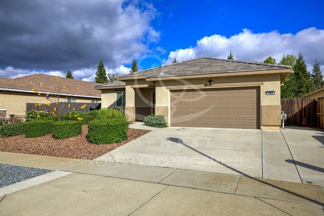 Building Photo - Beautifully maintained and modern 4-bedroom, 2-bathroom