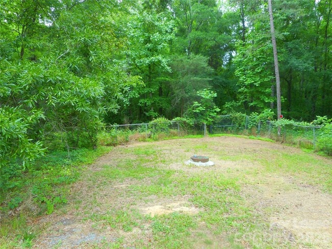 Foto del edificio - 733 Catawba Cir N