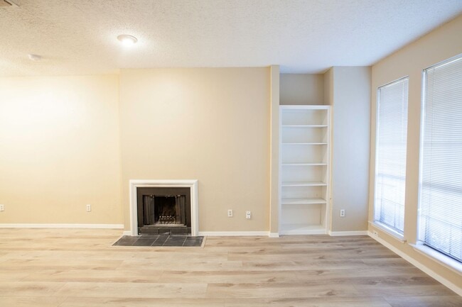 Building Photo - Dallas Townhome with Reserved Parking
