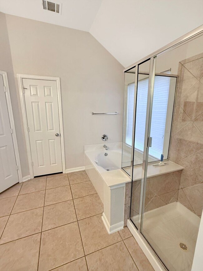 Building Photo - Comfortable One-Story Home