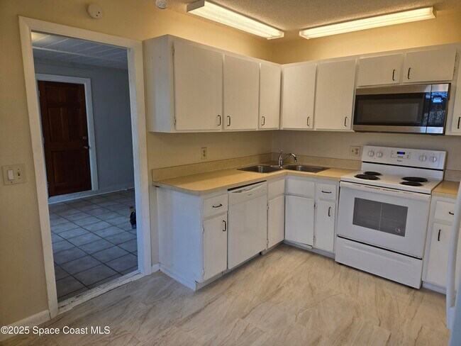 Foto del edificio - 1081 Ivanhoe St NW