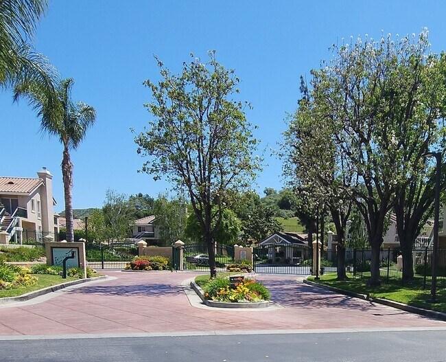 Foto del edificio - Gorgeous 2 bedroom newly renovated upstairs corner condo in gated community with pool & hill side...