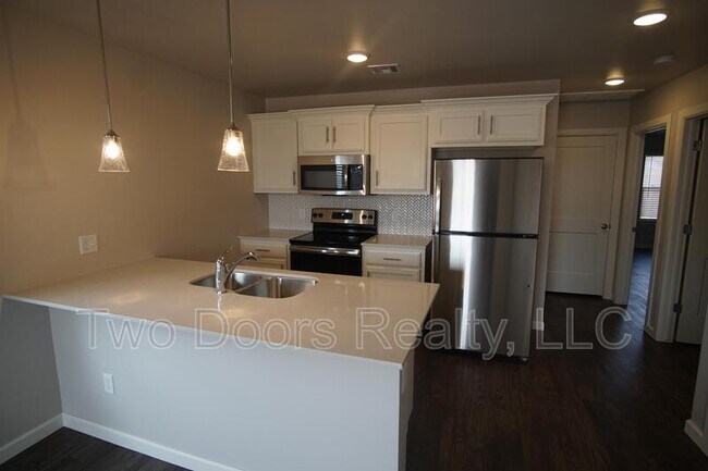 Building Photo - 437 Summit Ridge Dr