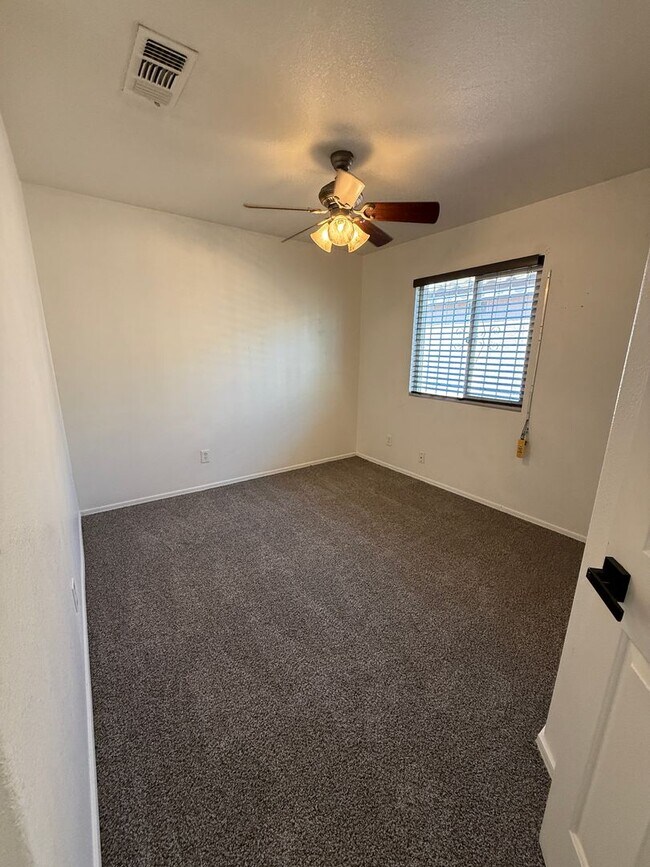 Foto del edificio - NEW CARPET! 3 Bed / 2 Bath Single Family H...