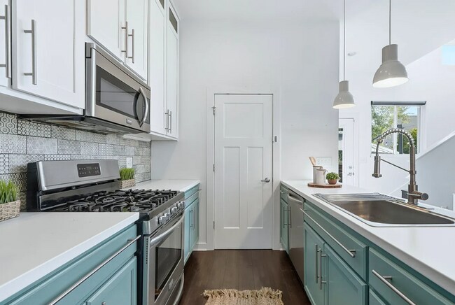 Building Photo - Beautiful 3 Bedroom 2.5 Bathroom Home!