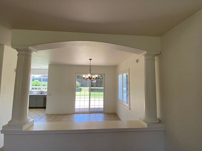 Foto del edificio - 4-Bedroom 2.5-Bath Home with Private Yard, Fireplace & Pet-Friendly Living.