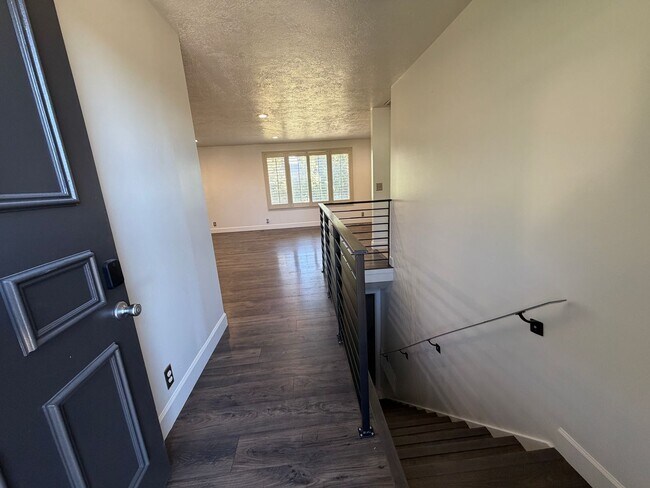 Foto del edificio - Spacious 4 Bed, 2 Bath Home with Fenced Yard