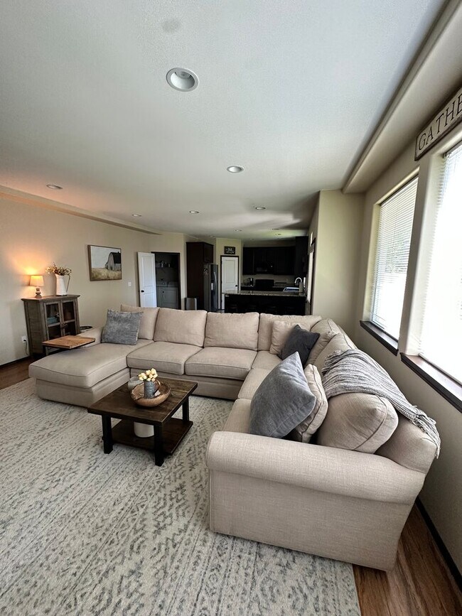 Building Photo - Spacious Home!