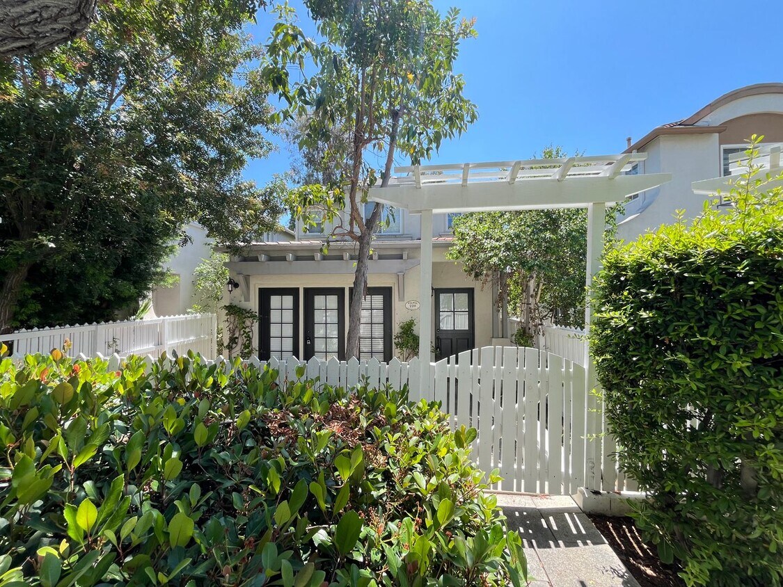 Primary Photo - Cottage Style Garden 2 bedroom / 2 bathroo...