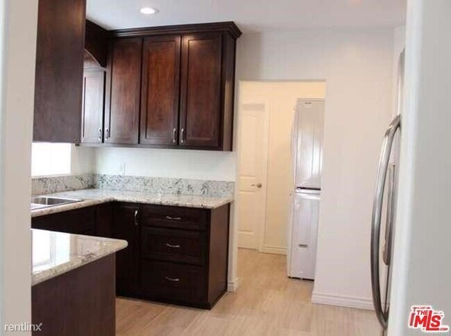 Building Photo - 3 br, 3 bath House - 556 N Flores St # 4