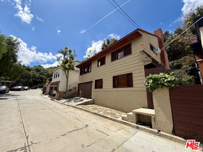 Foto del edificio - 6871 Pacific View Dr