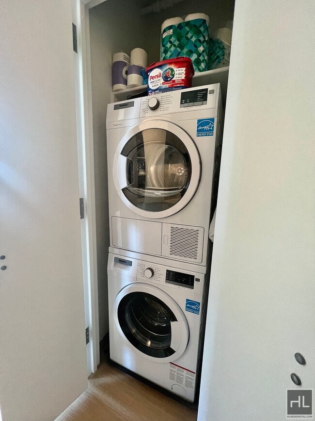 Building Photo - NO FEE + Three Month Free !!!! 1 Bedroom i...