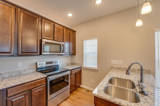 Foto del edificio - Stunning 3 Bedroom 2 Bathroom townhome in Fort Collins!