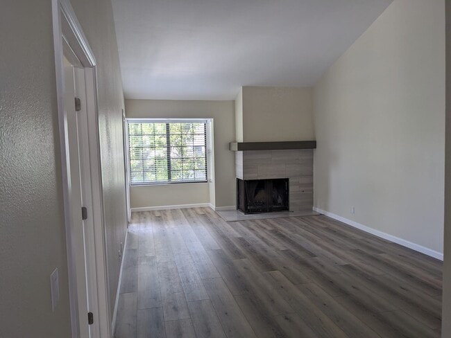 Building Photo - 4084 Crystal Dawn Ln