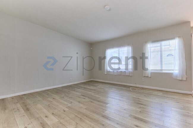 Foto del edificio - 915 N Holly St