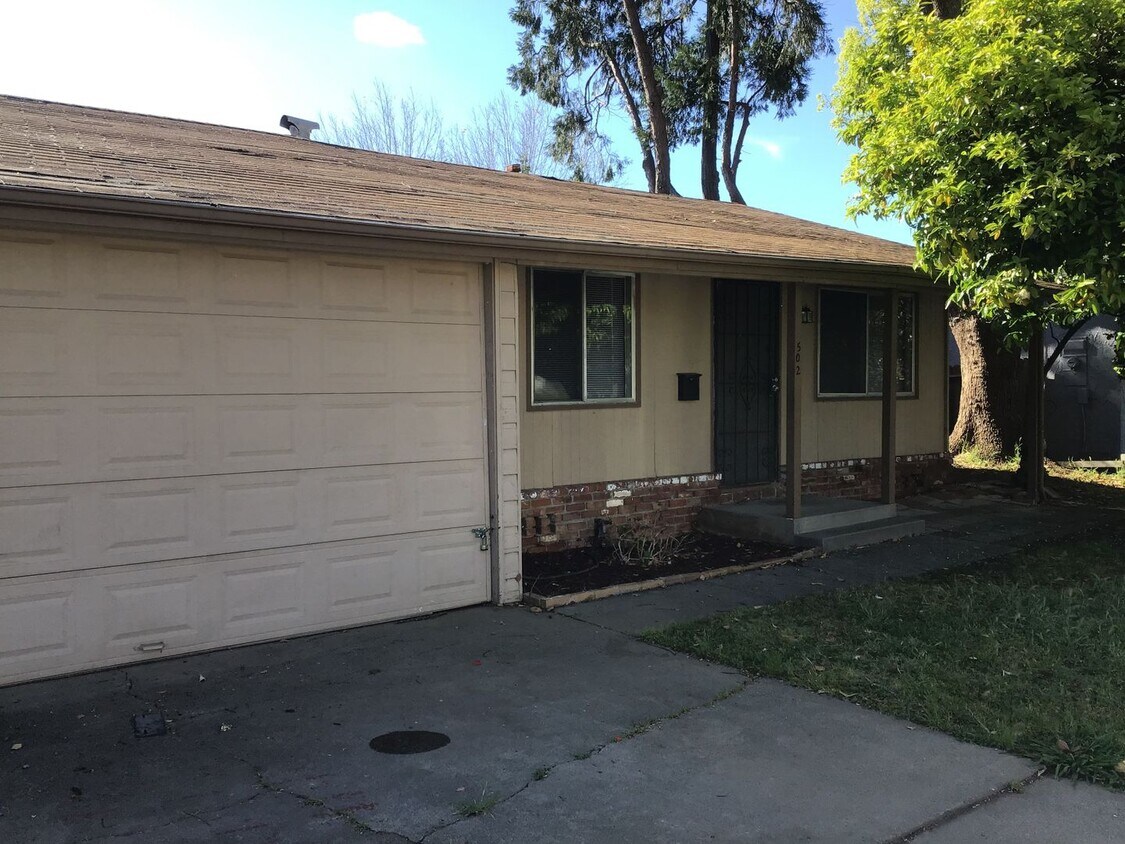 Primary Photo - Home on large lot in Old Roseville
