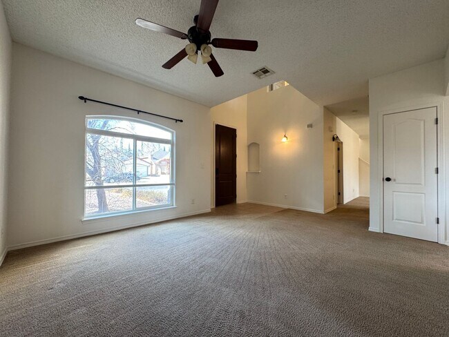 Foto del edificio - Northeast El Paso 5Bed/2.5Bath Refrig A/C!
