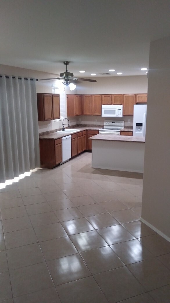 Building Photo - Simply Gorgeous 3-Bedroom, 2.5 Bathroom Fo...