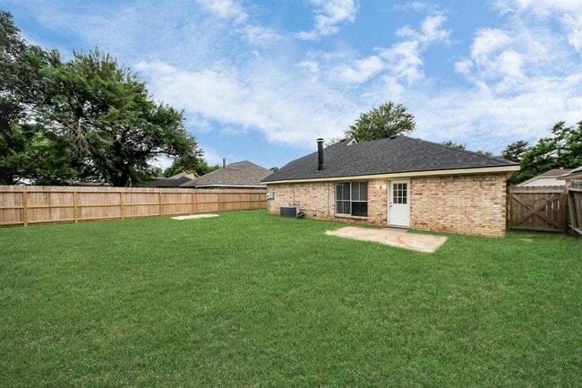 Building Photo - 2614 Village Cir Dr