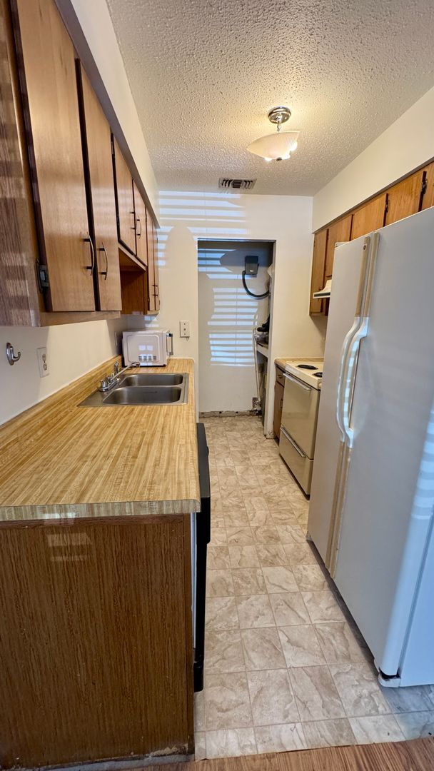Building Photo - MOVE-IN READY 2BR/2BA CONDO in the NORTHWEST