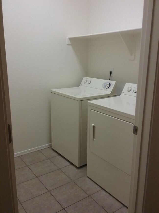 Foto del edificio - Spacious 5 bedroom home.