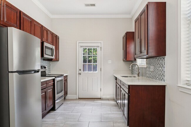 Foto del edificio - Uptown Rental: 1BR Duplex with Parking