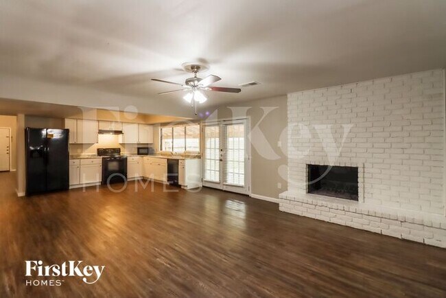 Foto del edificio - 5111 Karenbeth Dr