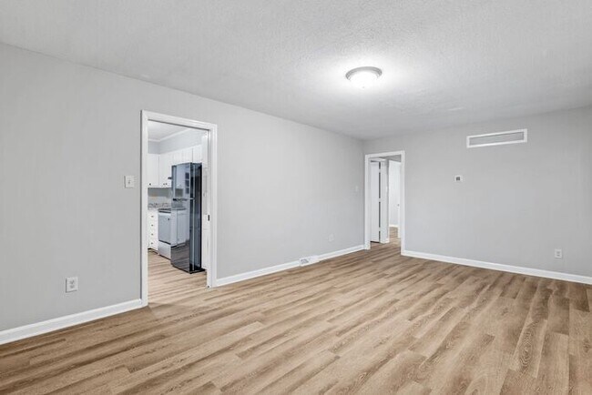 Foto del edificio - McLeansville - Minutes from Elon & Greensboro! Few Acres, Brick Duplex, Just Painted, New Carpet,...