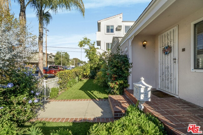 Building Photo - 10226 Regent St