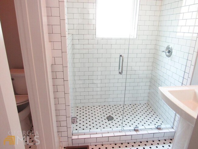 Building Photo - 114 Hickory St