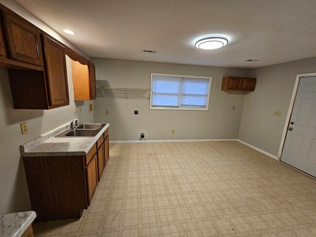 Building Photo - HOUSE FOR RENT _ 3 bed, 2 car garage, 1 st...