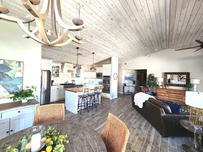 Foto del edificio - Amazing Fully Furnished Rental with Pool & Spa