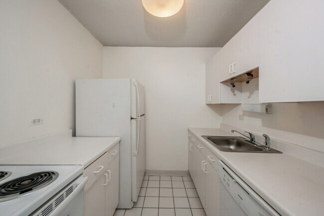Building Photo - 2740 N Pine Grove Ave