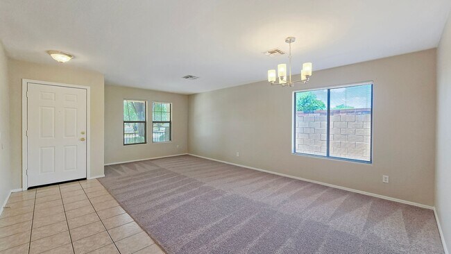 Foto del edificio - Excellent Corner Lot Home!  Mostly tile fl...