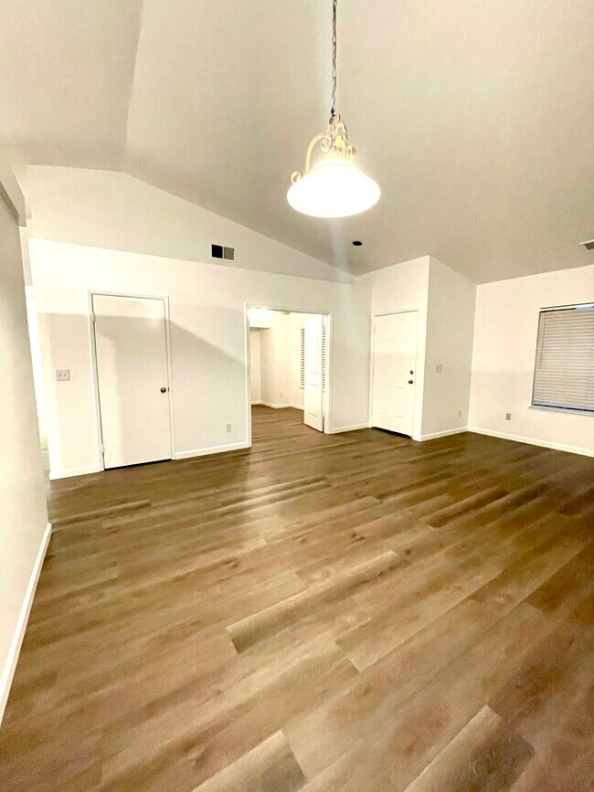 Foto del edificio - 2297 E Cromwell Ave