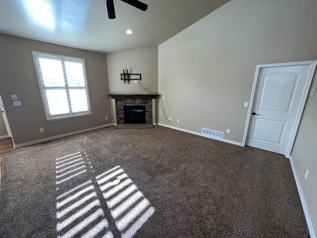 Building Photo - Beautiful 5 Bedroom Ranch Style Home in Fl...