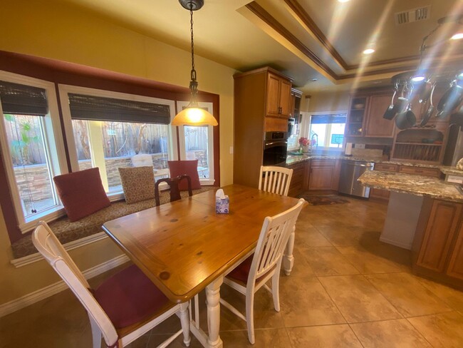 Building Photo - Stunning, fully furnished, single story po...