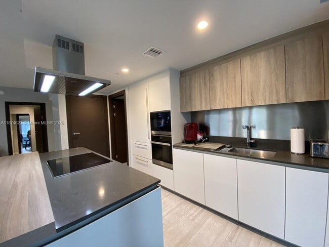 Building Photo - 1000 Brickell Ave