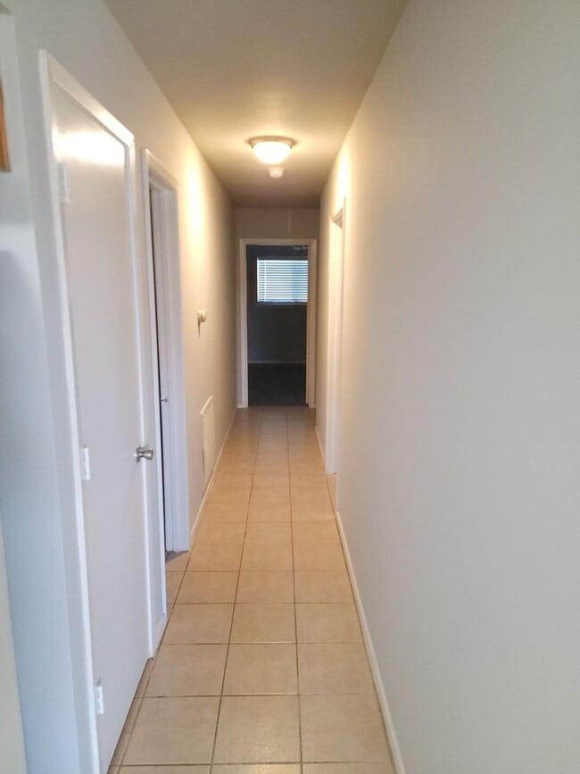 Foto del edificio - 1104-1106 Suburban Drive