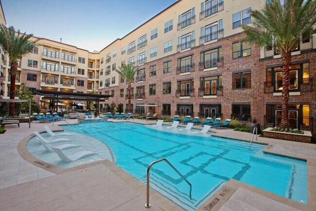 Foto del edificio - 1200 N Dairy Ashford Rd