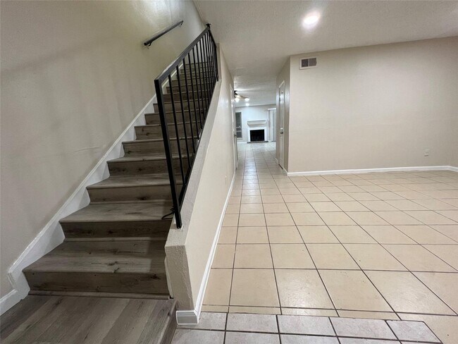 Foto del edificio - 2130 Greenbriar Colony Dr